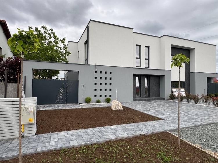 Duplex cu 5 camere cu Teren 372 Mp în Dumbrăvița