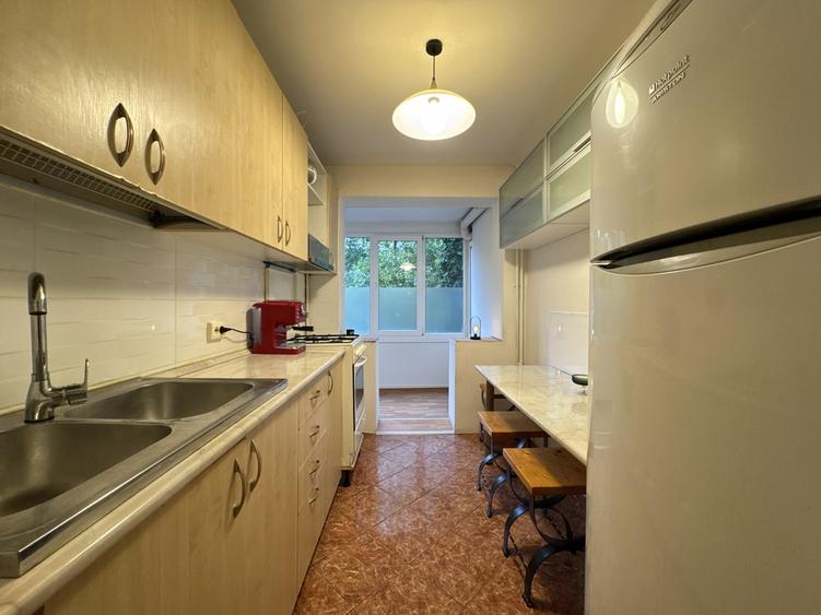 Apartament cu 3 camere decomandat, mobilat în Berceni