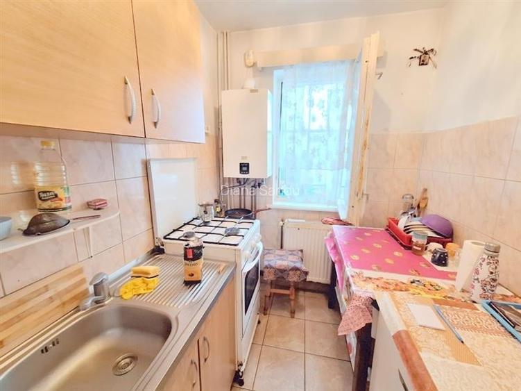 Apartament 3 camere decomandat ona Bazinul de Inot