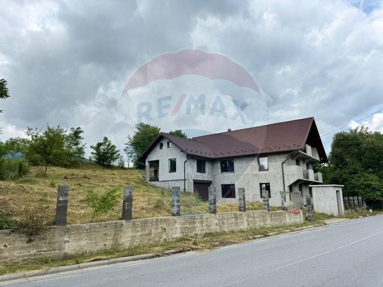 Casa / Vila cu 7 camere de vanzare - 2