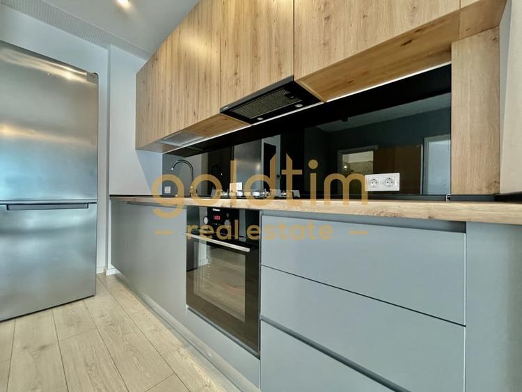 NOU/ PRIVELISTE SUPERBA/ SCOALA AMERICANA - 1