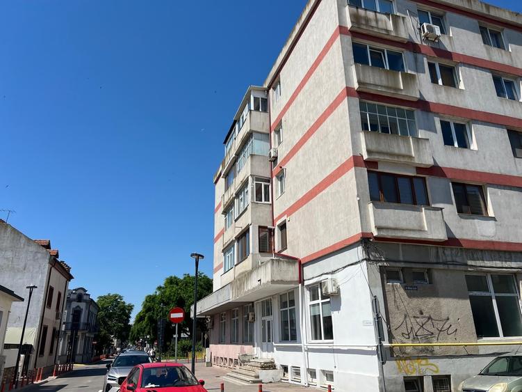 apartament decomandat, 3 camere, 2 balcoane, gaz, an 1972, 120.000 euro - 2