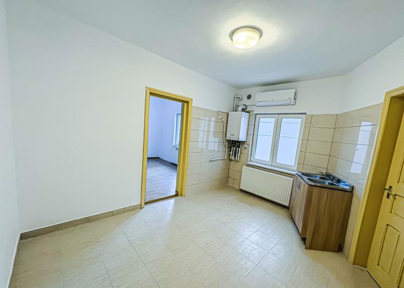 Direct proprietar inchiriez sau vand casa la curte 4 camere + curte - 4