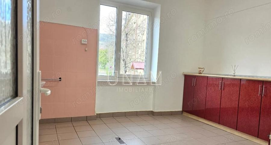 Birou renovat | Blocul 800 | ideal cabinet sau servicii - 2