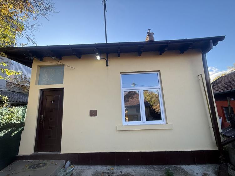 2 corpuri de Casă renovate + teren 125 mp Campina - 1