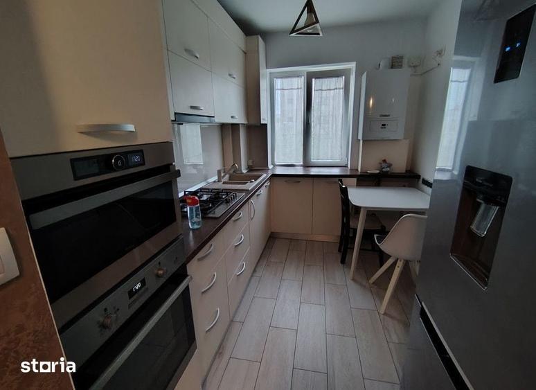 Apartament cu 3 camere semidecomandat în Podu Roș