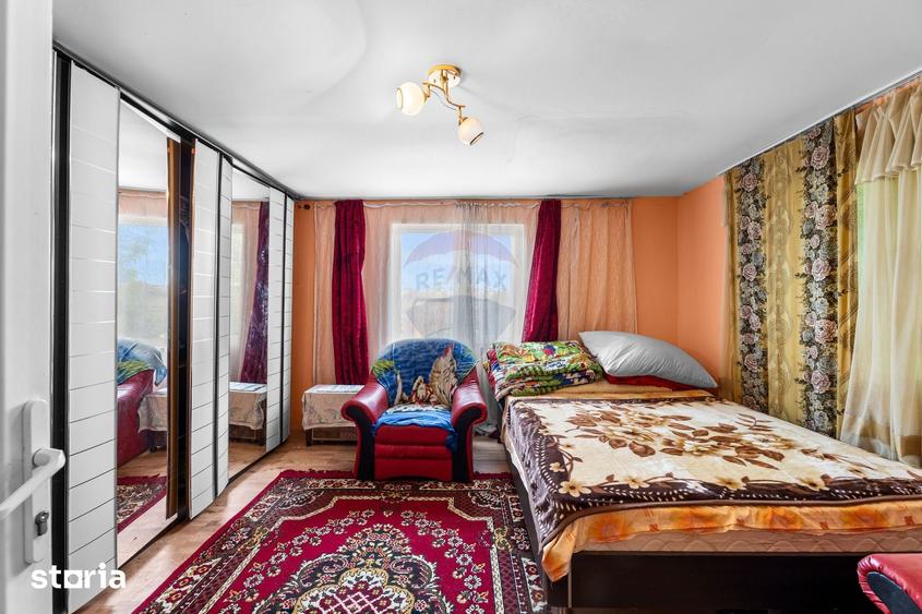 Casă cu 4 camere cu Teren 2422 Mp în Șiria