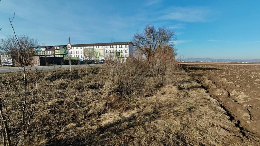 Teren intravilan Sanpetru vis a vis de Caminul Maria,utilitati. - 1