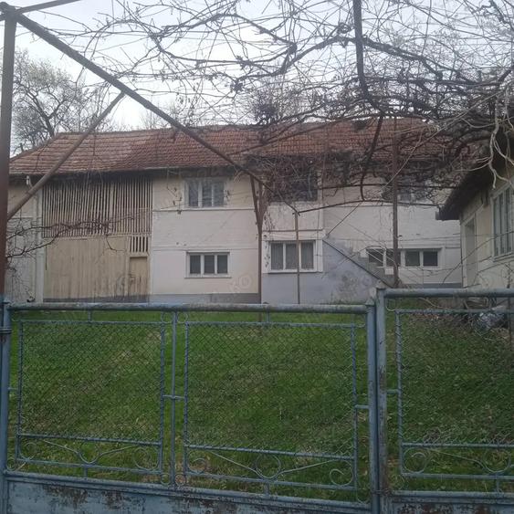 Vand casa batraneasca cu teren - 1
