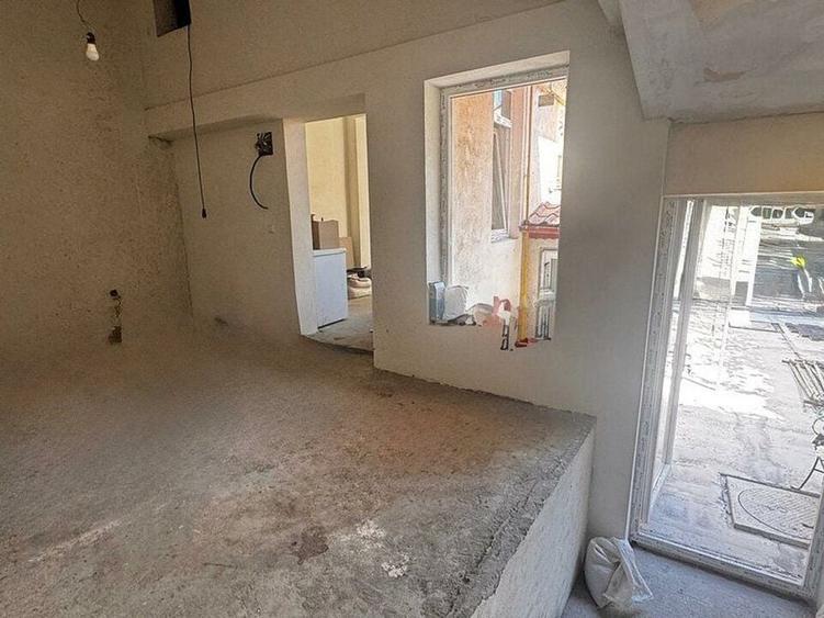 | Casa cu terasa | pentru activitati comerciale | - 1