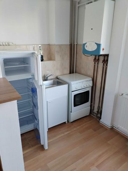 Inchiriez Garsoniera zona Tractorul, aproape de piata - 4