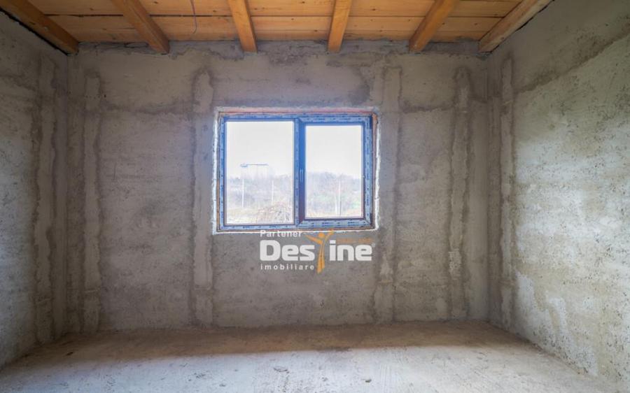 Casa individuala la ro?u cu utilia?i ?i 570 mp teren C - 12