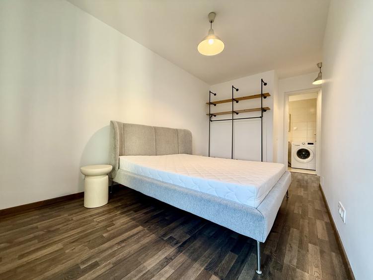 Apartament cu 3 camere semidecomandat, mobilat în Băneasa