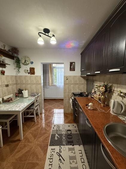 Apartament cu 3 camere decomandat în Tomești