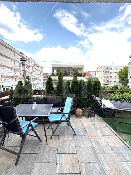 Apartament cu 4 camere semidecomandat, mobilat în Între Lacuri