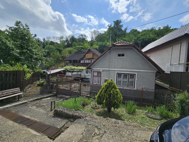 Casă cu 6 camere cu Teren 1800 Mp în Călugareni