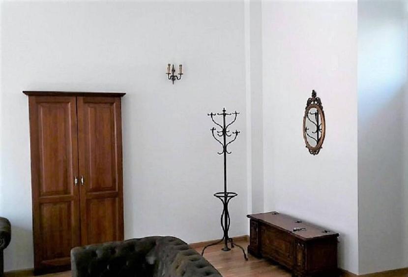 Apartament cu 3 camere confort I, etaj 1, finisat, mobilat si utilat, in P-ta Unirii - 1