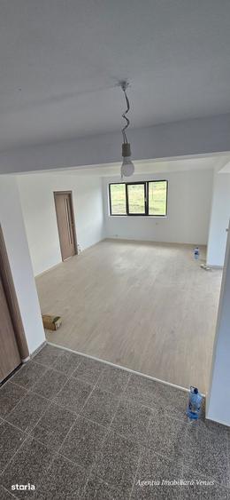 Casă cu 5 camere cu Teren 1000 Mp în Mihai Eminescu
