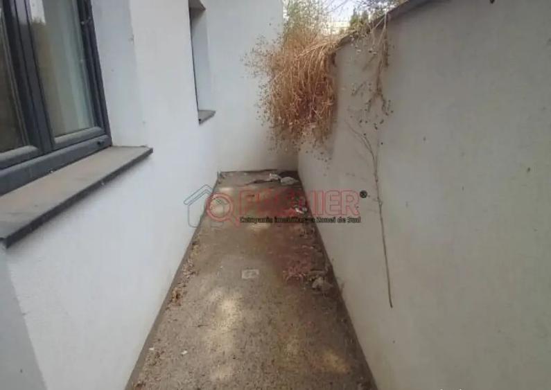 Sector 4 ! APARATORII PATRIEI - GARSONIERA + LOC PARCARE - - 13