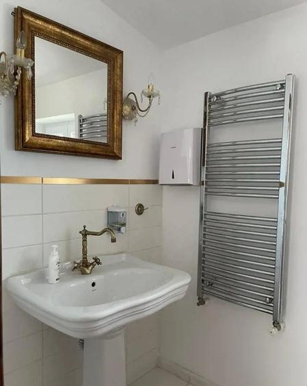 Bijuterie Arhitecturală: Refugiul tău de Lux cu Piscină în Inima Orașului - 9