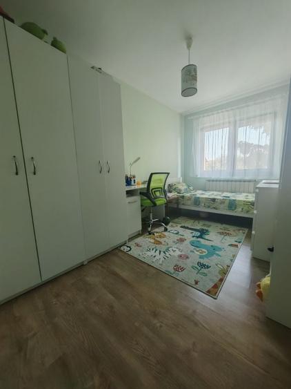 Apartament cu 3 camere semidecomandat în Exterior Vest