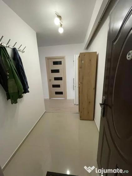 Apartament cu 3 camere semidecomandat în Florești