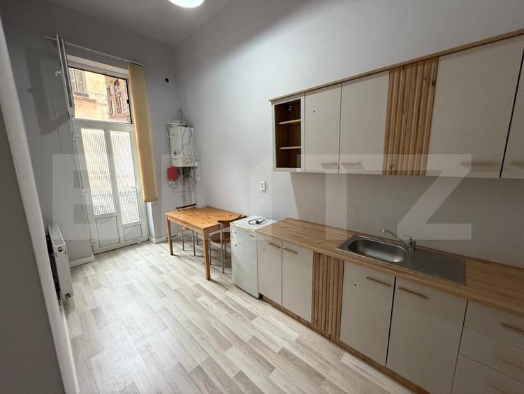 Apartament cu 2 camere semidecomandat, mobilat în Central