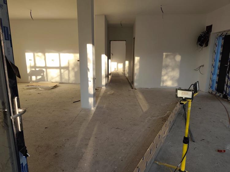 FARA COMISIOANE in Gulia vatra Satului la drum asfaltat casa 4 camere 2 bai P+M - 18