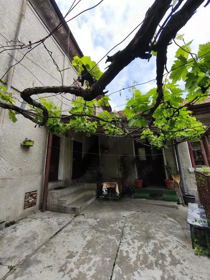 Casă cu 8 camere cu Teren 415 Mp în Drăgășani