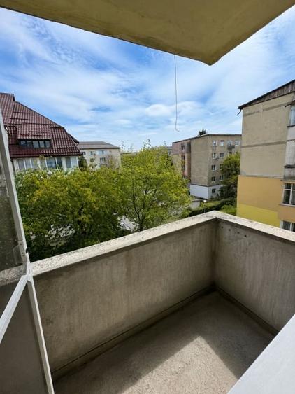 Apartament cu 2 camere semidecomandat, mobilat în Săsar