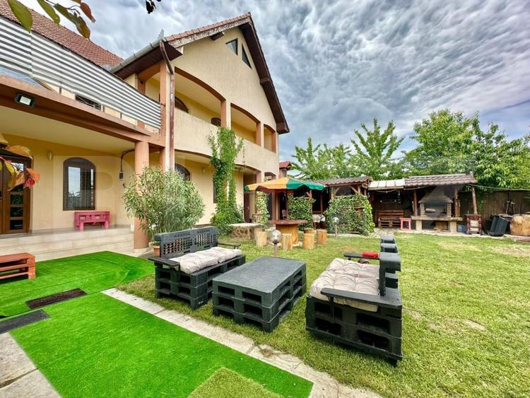 Casă individuală cu 8 camere cu Canalizare în Micești