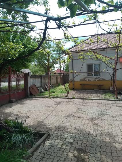 Casă cu 4 camere decomandat în Șimnicu de Jos