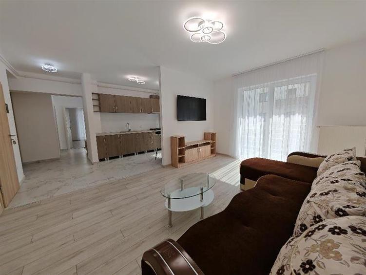 Apartament cu 3 camere decomandat, mobilat în Periferie