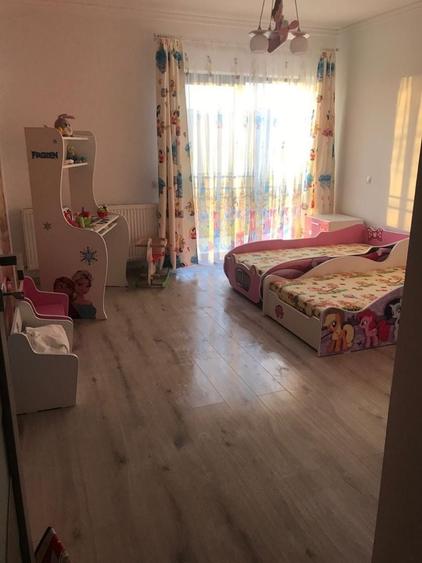 Casă cu 4 camere în Dâmbul Rotund