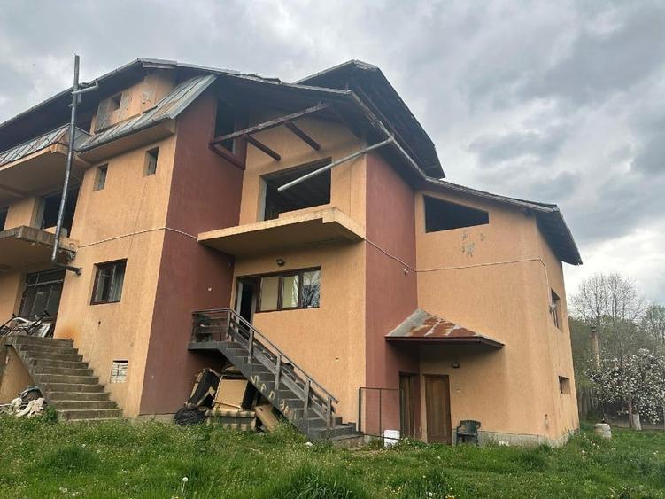 Casă individuală cu 16 camere cu Teren 5250 Mp în Malu Vârtop
