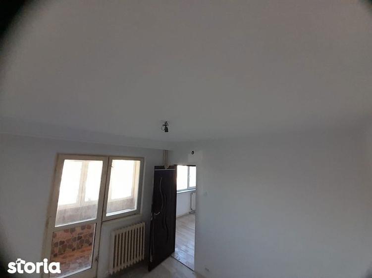 Apartament cu 3 camere nedecomandat în Mircea cel Bătrân