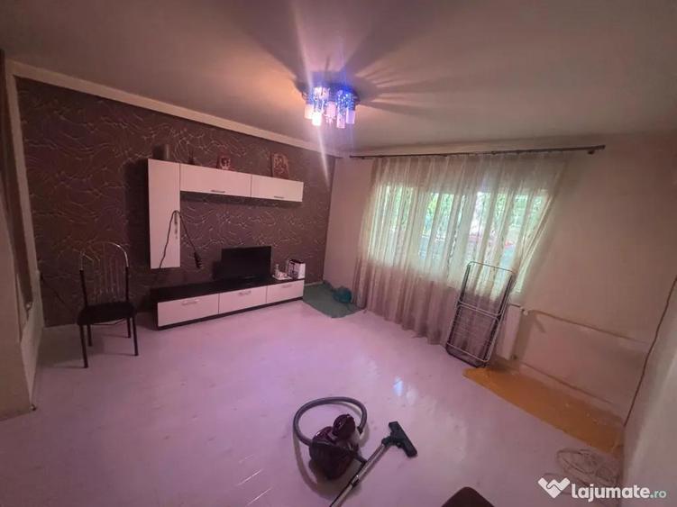 Apartament cu 3 camere semidecomandat în Drumul Taberei