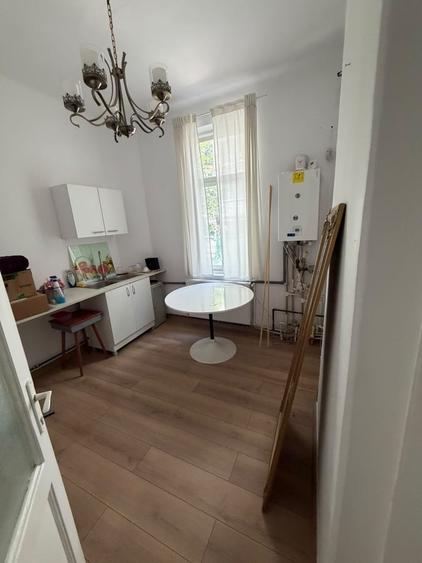 Apartament cu 4 camere semidecomandat în Tineretului