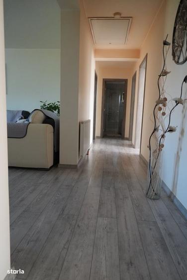 Casă cu 4 camere în Săbăreni