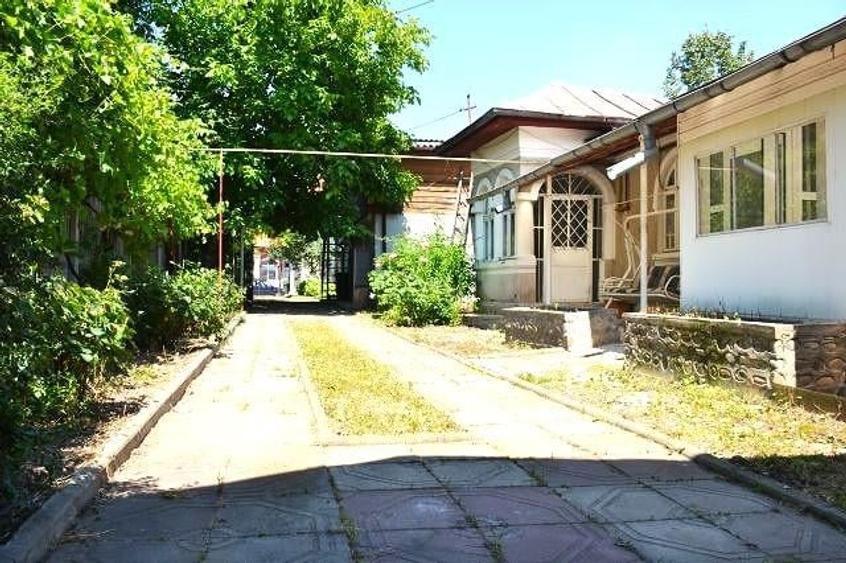 Casă individuală cu 6 camere cu Teren 800 Mp în Central