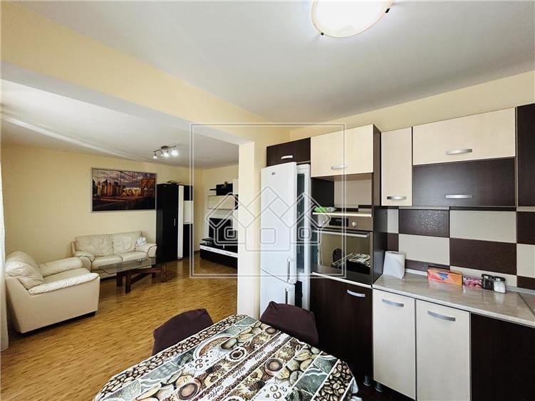 Apartament cu 3 camere decomandat în Turnișor