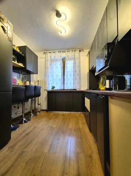 Apartament cu 3 camere decomandat în Titan