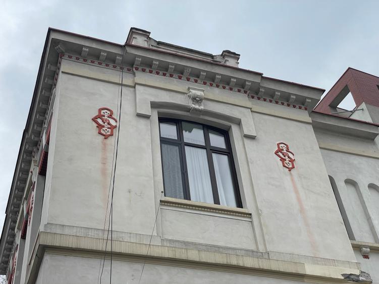 Vanzare VILA monument istoric complet consolidata 7 cam 189 mp | cal Victoriei - 1