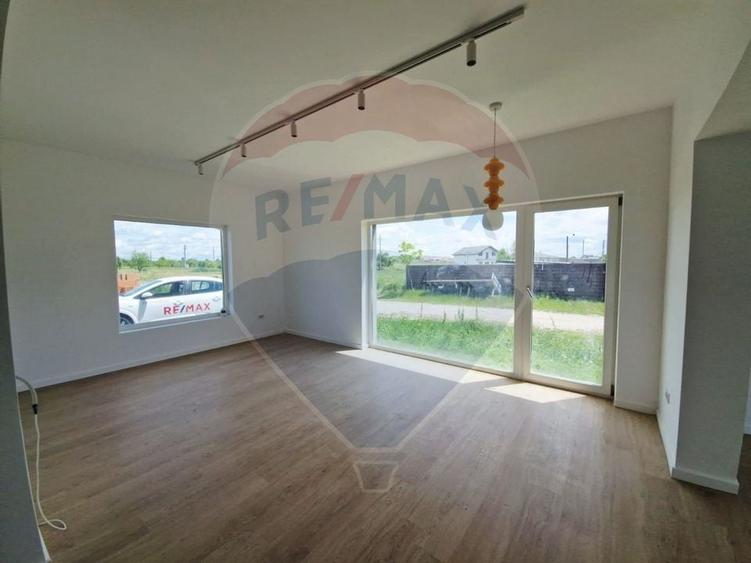 Casă / Vilă - 132,5 mp  , teren - 264 mp  / zona Cârcea - 5