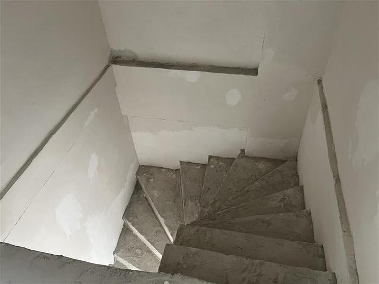 Apartament cu panorama pe 2 niveluri cu  scara interioara 115 mp si terasa  de 2 - 8