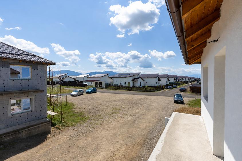 Duplex cu 4 camere cu Canalizare în Sânpetru
