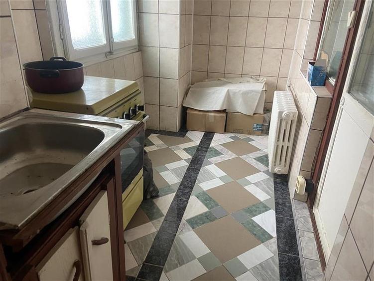 Apartament 2 camere , strada Bucegi - Policlinica nr 2 , 56 mp , balcon si logie - 10