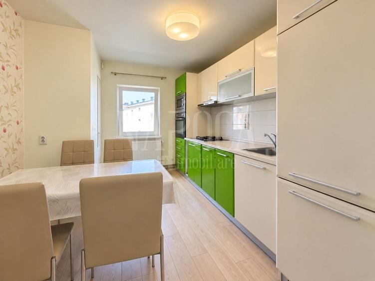 Apartament cu 4 camere semidecomandat în Plopilor