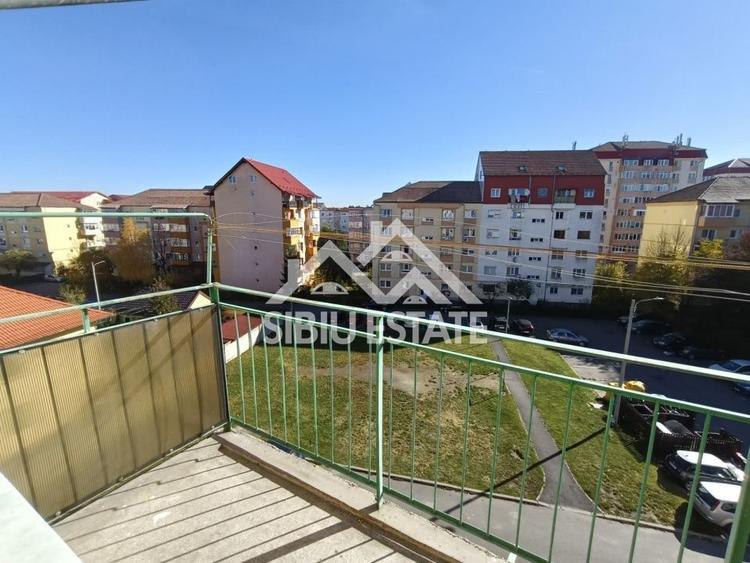 Apartament de vanzare cu 3 camere, decomandat -55 mp. balcon, pivnita - 9