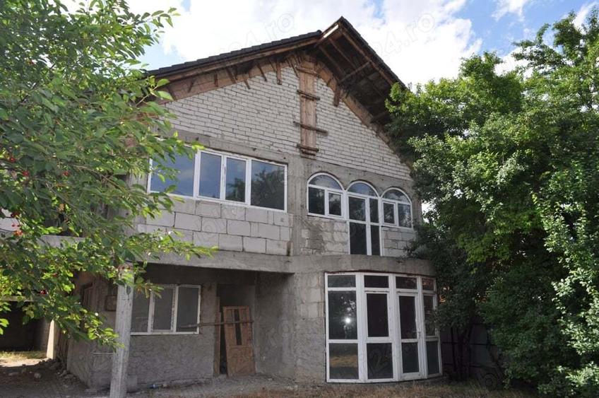 Casa de vanzare in Golesti, parter si etaj , 220 mp construiti , teren 916mp, la rosu - 10